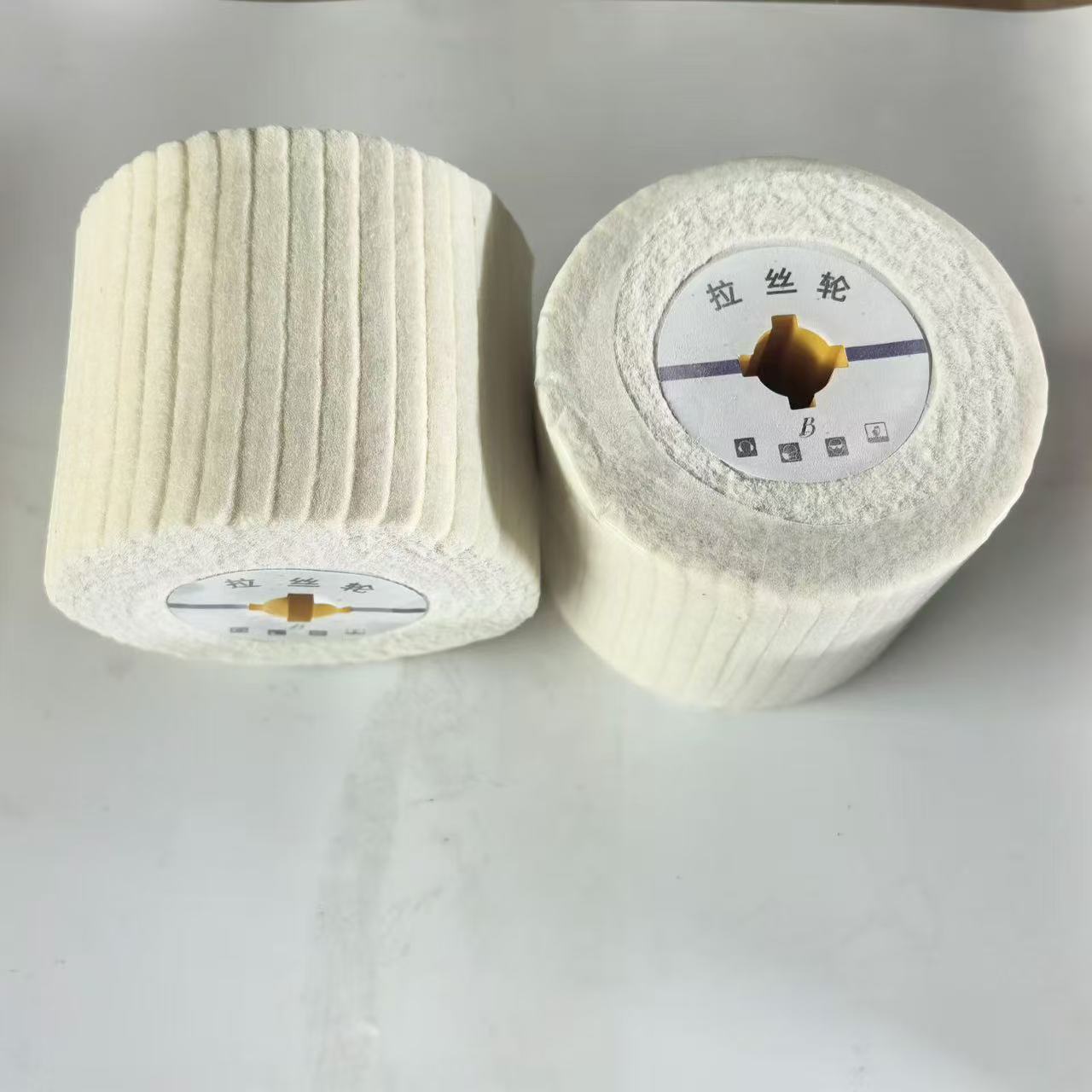 Grooved cylindrical polishing wheels with keyed centre openings