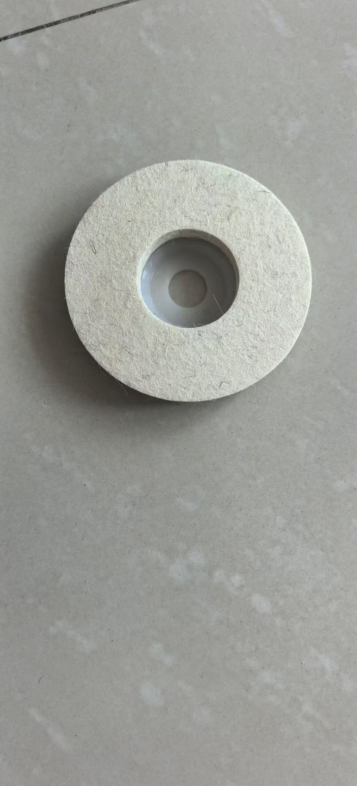 White solid polishing wheel with recessed metal centre